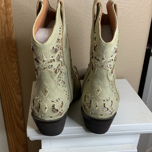 Western tan laser cut glittery short boots NEW in box - Picture 5 of 8